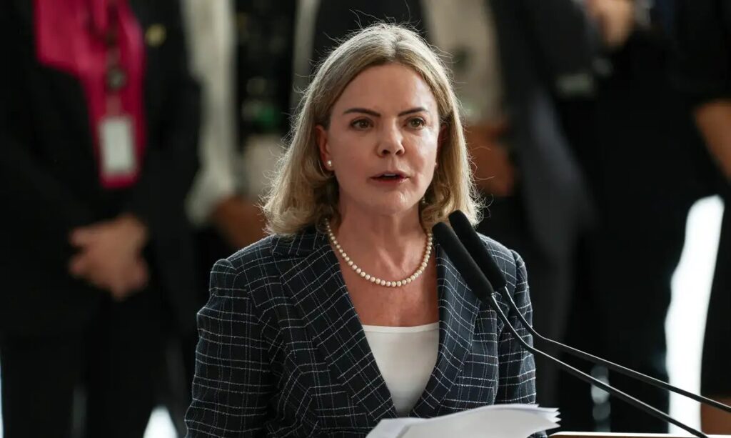 Gleisi Hoffmann celebra decisão de Dino que suspendeu privatização da Celepar