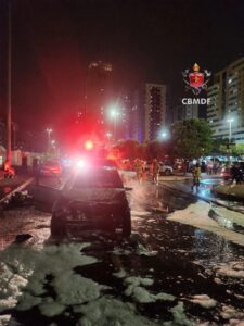 Carro pega fogo ao lado da Estação Arniqueiras e mobiliza bombeiros em Águas Claras