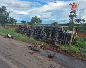 Colisão com caminhão de carga inflamável termina em morte e bloqueia BR-080 em Brazlândia