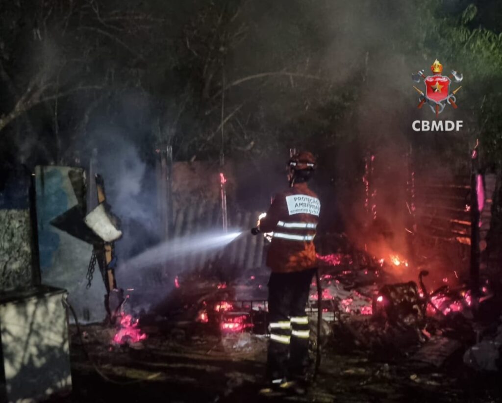 Incêndio atinge barraco de madeira e mobiliza bombeiros no Distrito Federal