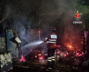 Incêndio atinge barraco de madeira e mobiliza bombeiros no Distrito Federal