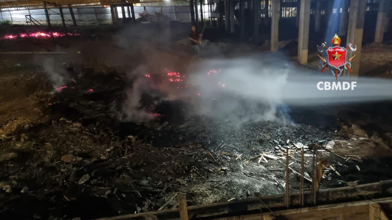 Incêndio atinge pilha de madeiras em obra de escola no Sol Nascente