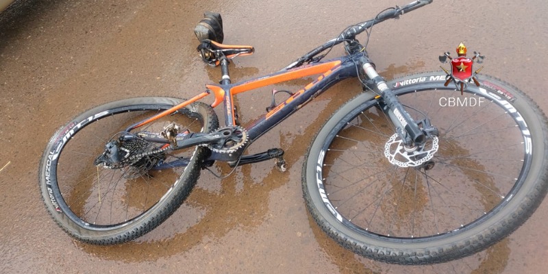 Ciclista morre após colisão com carro no Pistão Norte