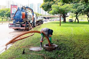 Novacap limpa bocas de lobo e redes pluviais em Taguatinga após chuvas