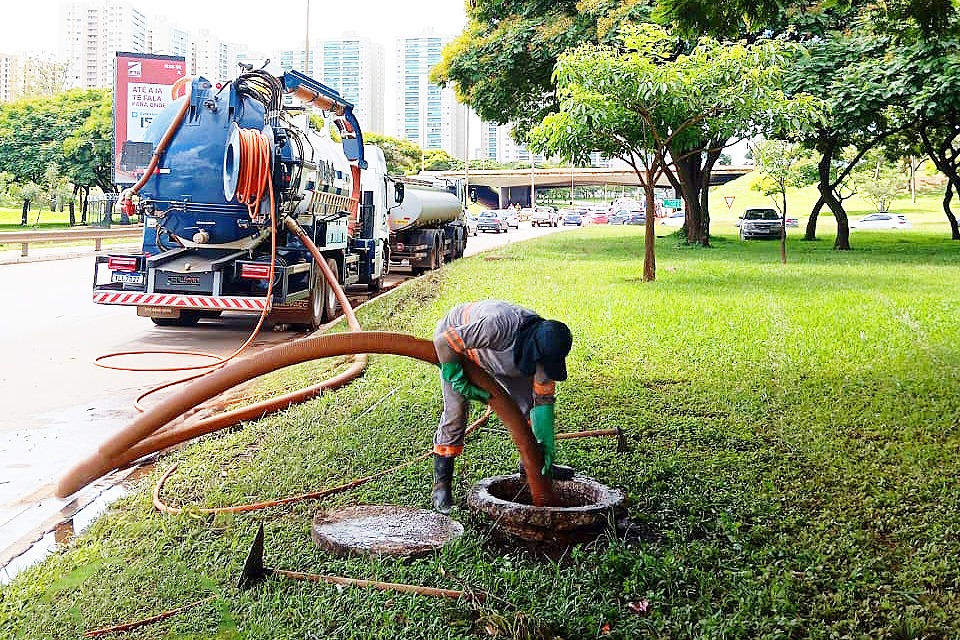 Novacap acelera limpeza de drenagens em Taguatinga após chuvas