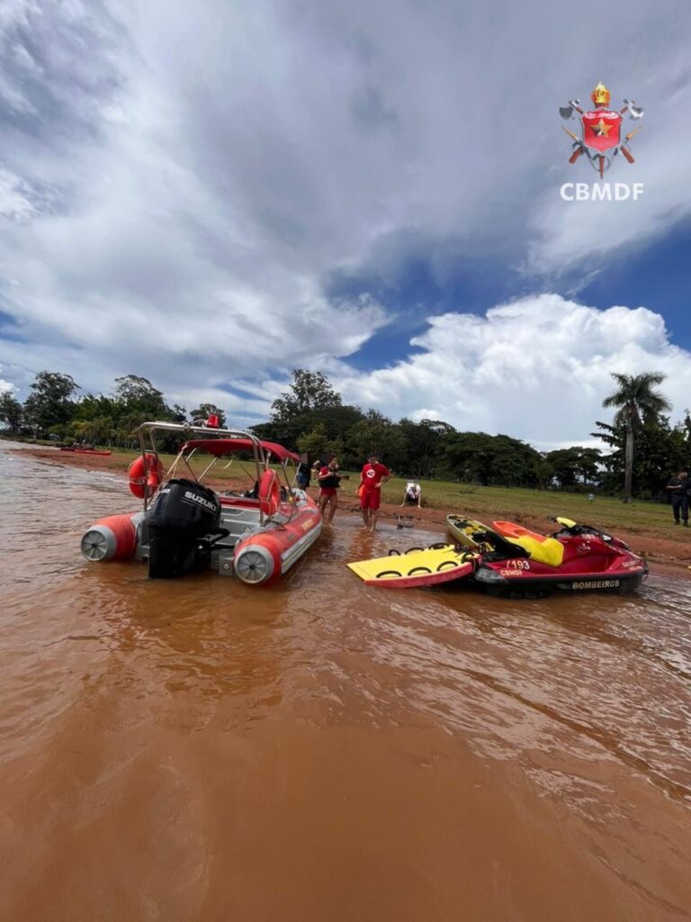 Bombeiros resgatam três pessoas após caiaques virarem no Lago Norte