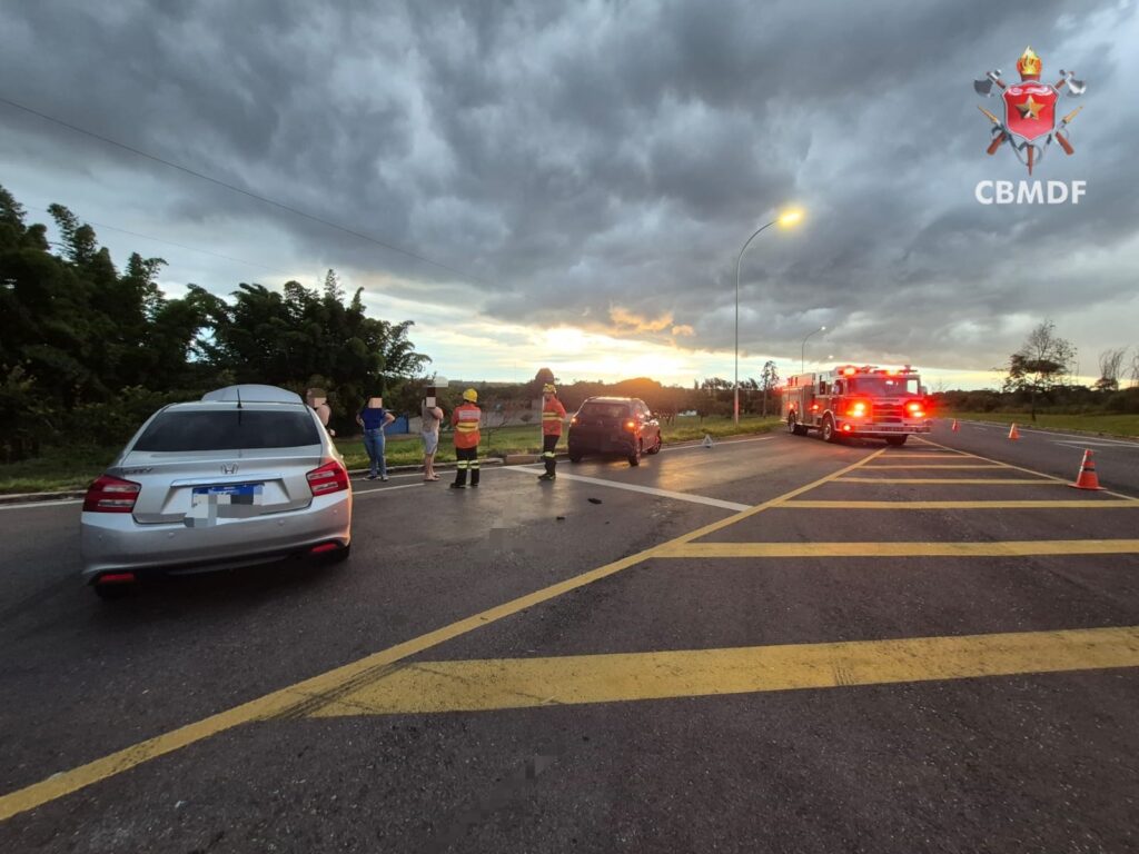 Colisão entre dois carros deixa um motorista ferido no Lago Norte