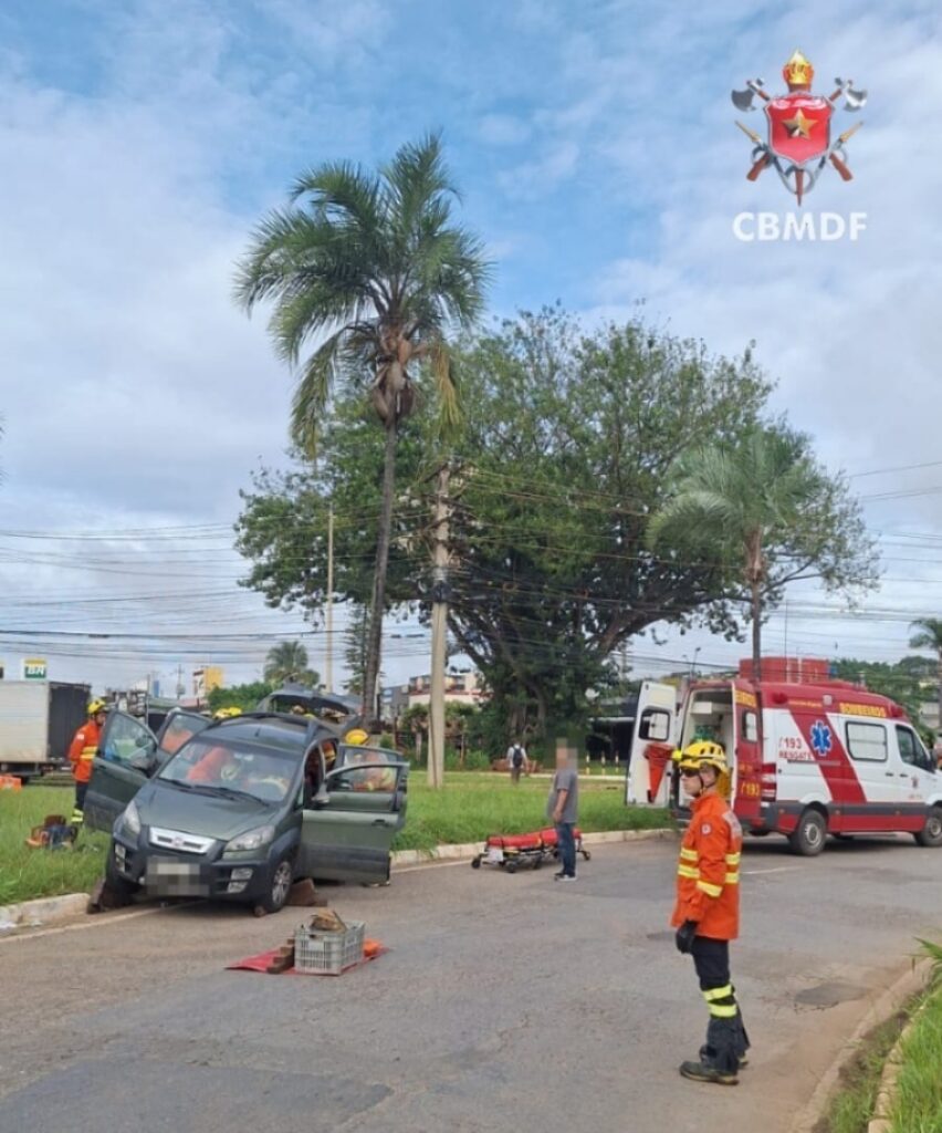Colisão entre ônibus e carro deixa passageira ferida na EPNB