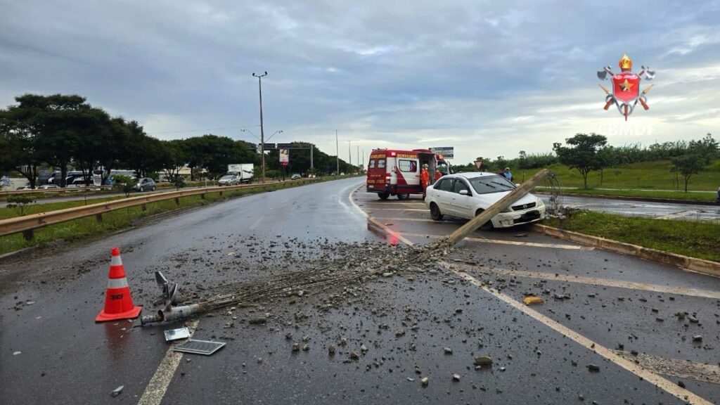 Carro bate em poste no acesso ao Jóquei e motorista sai ferido no Guará