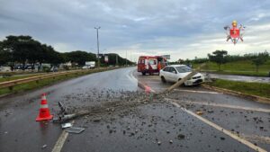 Carro bate em poste no acesso ao Jóquei e motorista sai ferido no Guará