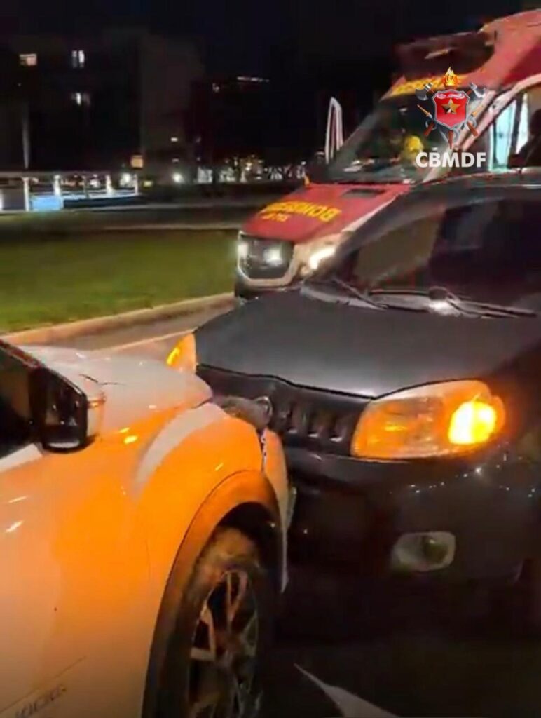 Batida entre dois carros no Eixão Sul deixa motorista inconsciente e mobiliza resgate