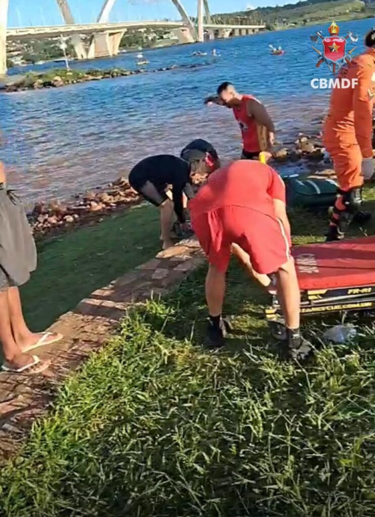 Bombeiros resgatam três homens após afogamento no Lago Paranoá