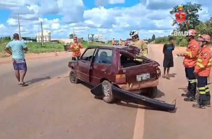 Colisão entre carro e carreta deixa um ferido na BR-251, em São Sebastião