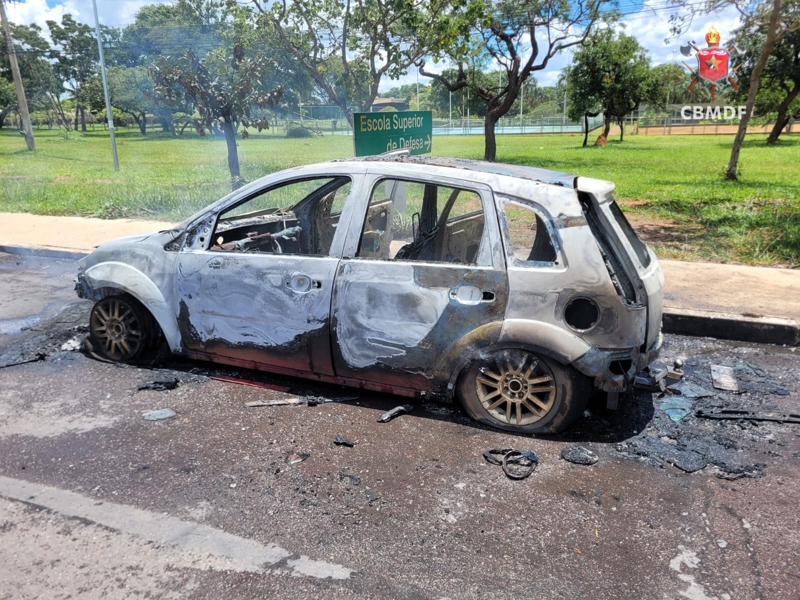 Carro pega fogo na DF-001, próximo ao Jardim Botânico