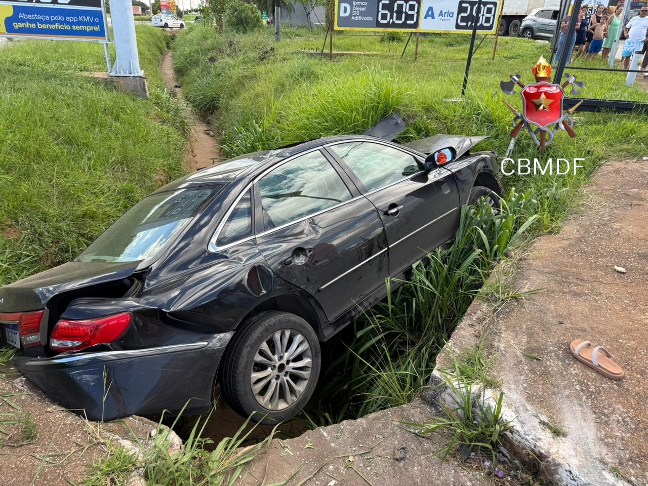 Carro sai da pista e cai em vala na BR-060, em Samambaia
