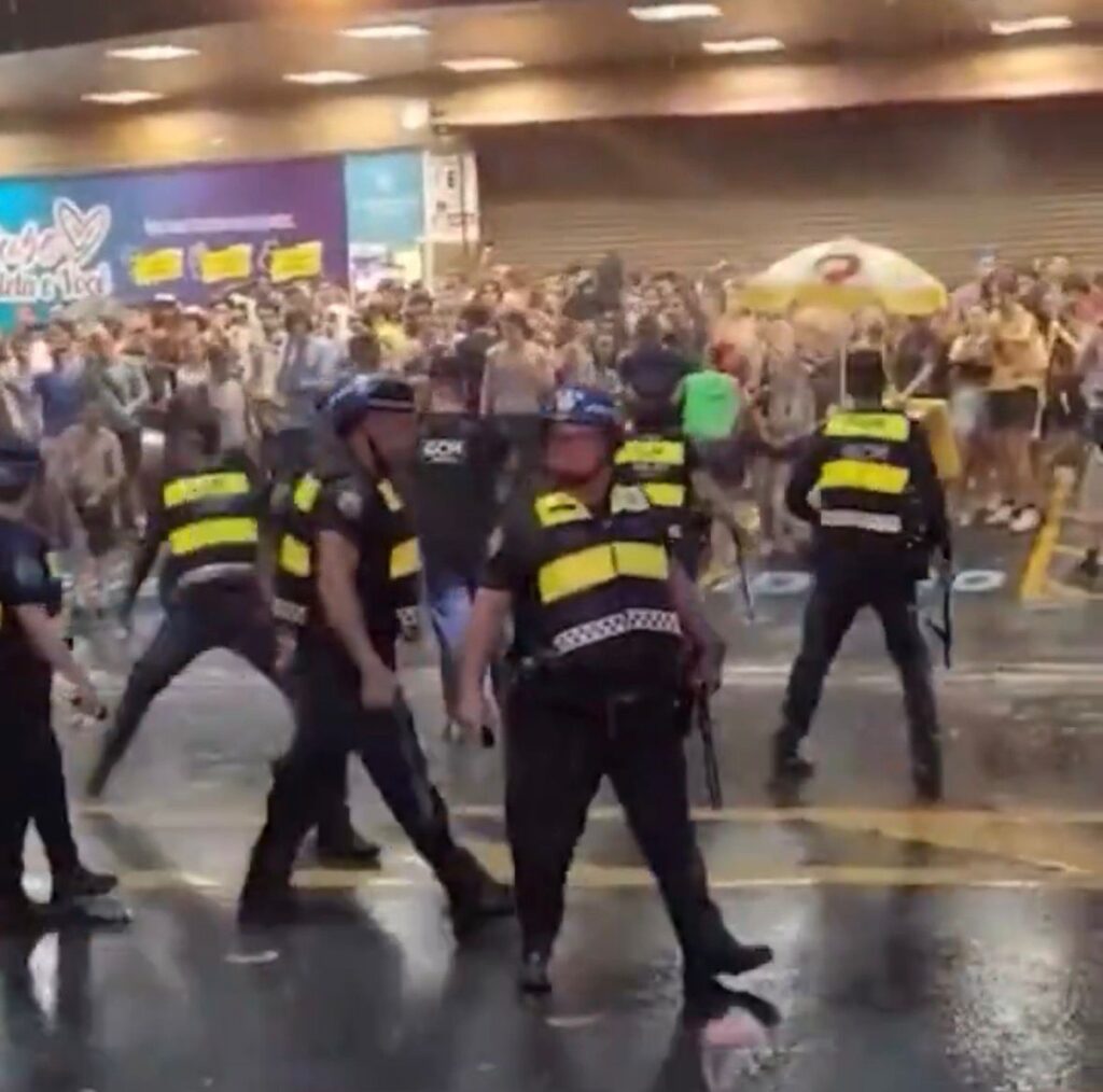 GCM dispersa foliões com gás, spray de pimenta e cassetete no Butantã