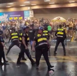 GCM dispersa foliões com gás, spray de pimenta e cassetete no Butantã