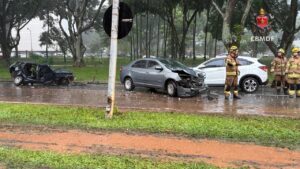 Colisão entre três veículos interdita Eixo W na Asa Sul e deixa dois feridos