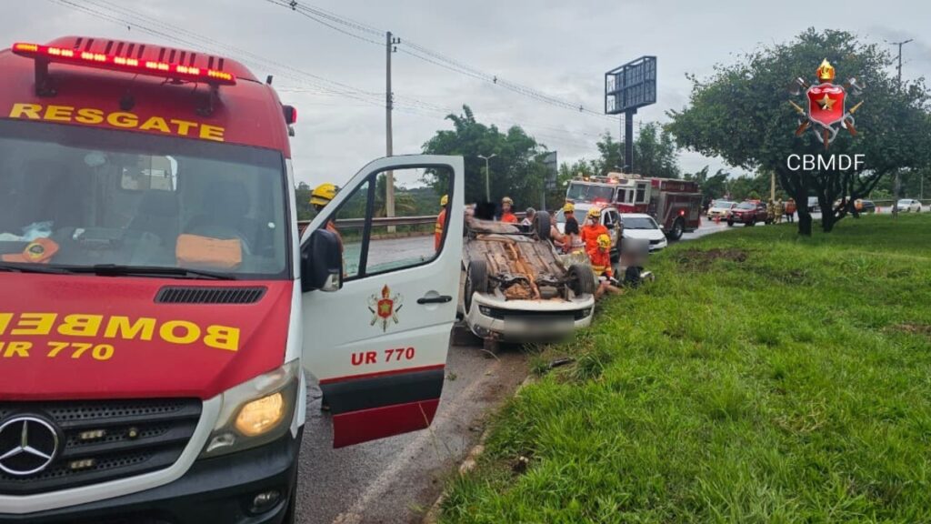 Colisão entre três veículos deixa carro capotado na EPNB