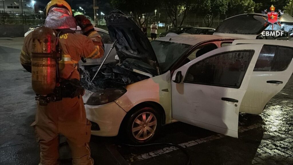 Carro é destruído por incêndio no Riacho Fundo