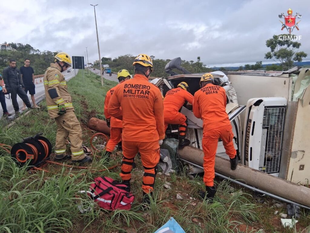 Caminhão tomba após colisão na BR-070 e motorista fica preso às ferragens