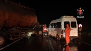 Acidente entre van e carreta deixa nove pessoas feridas na BR-020