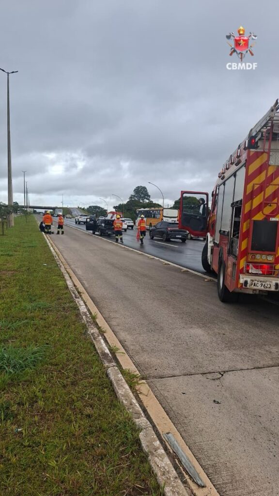 Colisão entre ônibus e dois carros deixa dois feridos na BR-020, no DF