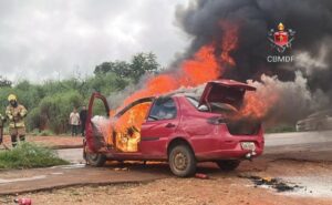 Carro pega fogo próximo à Ponte do Padre Lúcio, em Brazlândia