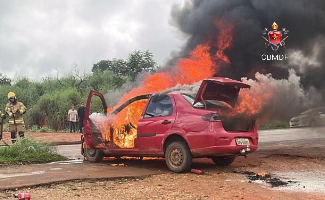 Carro pega fogo próximo à Ponte do Padre Lúcio, em Brazlândia