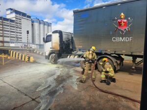 Princípio de incêndio em carreta mobiliza bombeiros no SIA, em Brasília