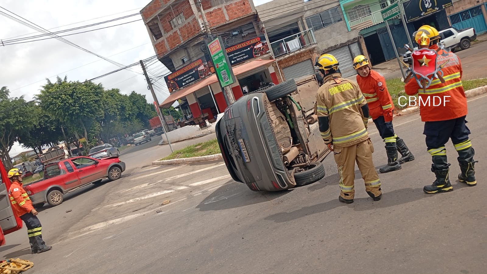 Colisão entre veículos deixa carro tombado no Riacho Fundo I