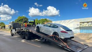 Motorista é notificado por direção perigosa em carro de luxo