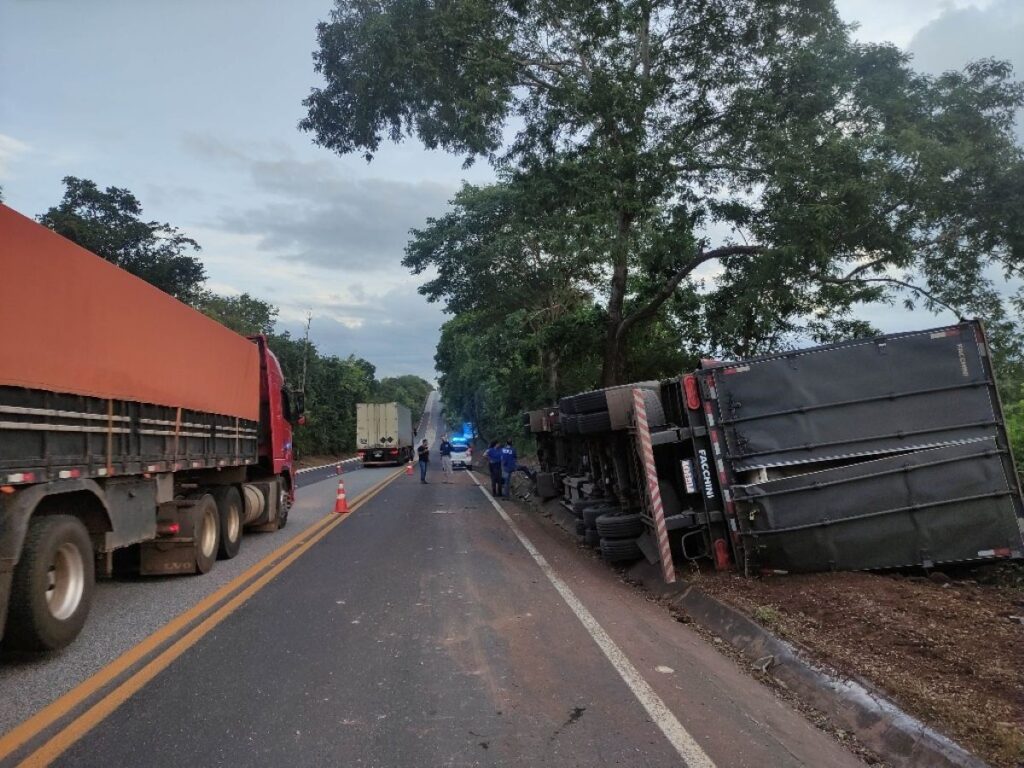 Carreta capota BR153 acidente