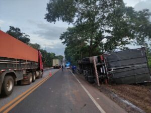 Carreta capota BR153 acidente