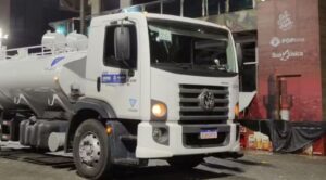 Jovem morre atropelada após subir em caminhão de limpeza no Carnaval de Salvador