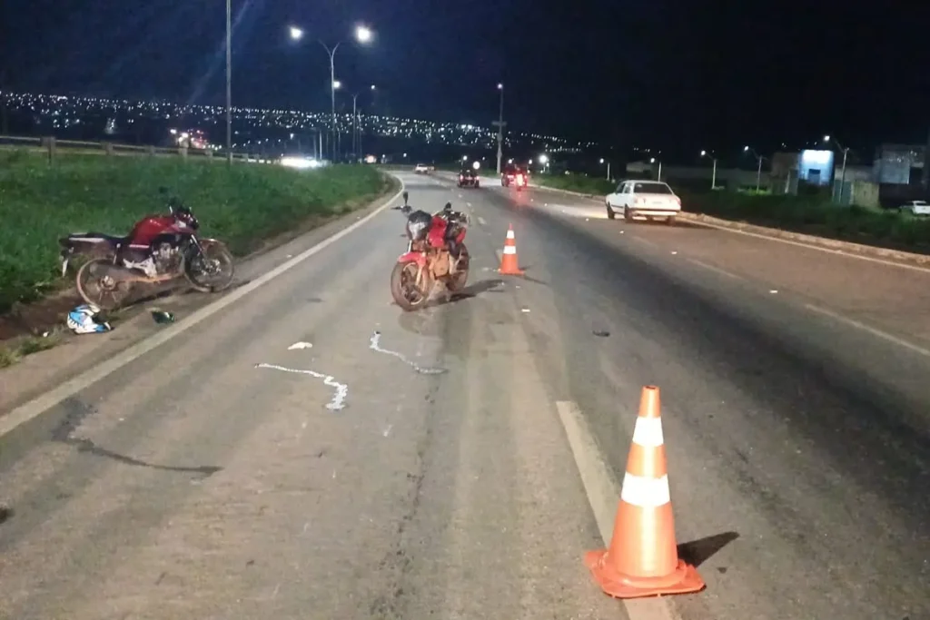 Duas pessoas ficam feridas após colisão entre motos na BR-153, em Anápolis