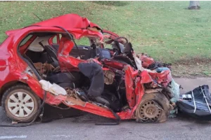 Carro invade contramão e 5 pessoas morrem após colisão com carreta na BR-414, em Cocalzinho de Goiás