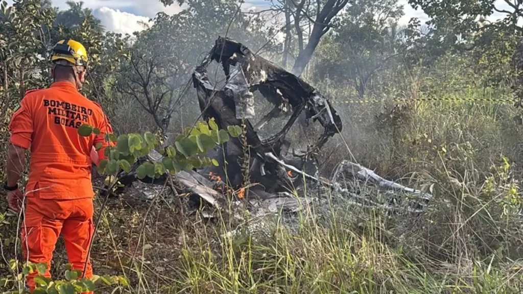 Avião cai após decolagem em Formosa, mas piloto escapa antes da aeronave pegar fogo
