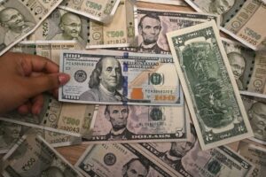 Dólar recua e Bolsa sobe com IBC-Br acima do esperado e tensões entre EUA e Irã no radar