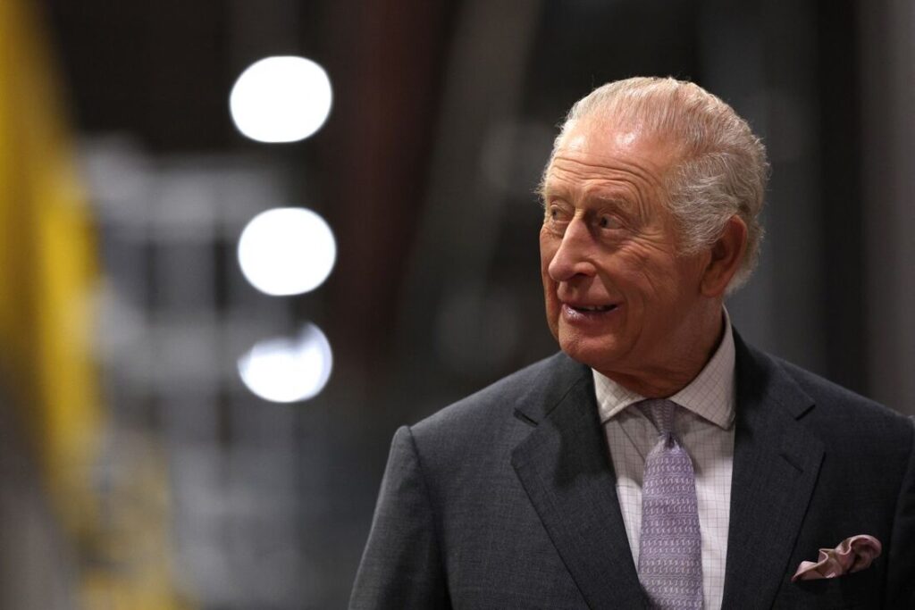 Charles III expressa preocupação com novo escândalo que vincula Andrew a Epstein