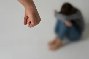 Homem é preso após tentar matar mulher com faca, ameaçar família e agredir policiais em Abadiânia