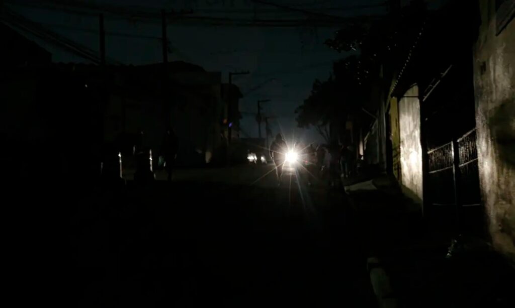 Chuva faz SP entrar em atenção e deixa mais de 133 mil imóveis sem luz