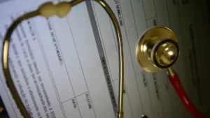 Trabalhadora de drogaria de Goiânia é demitida por justa causa por apresentar atestados falsos