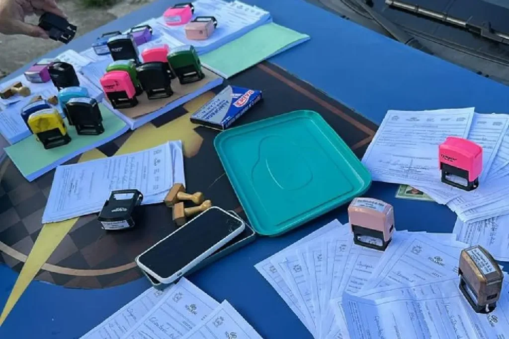 Dupla é presa por vender atestados falsos para o Carnaval, em Aparecida; diária custava R$ 50