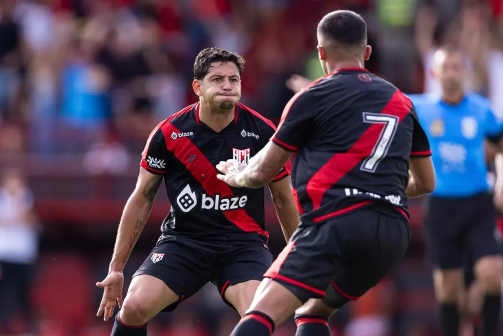 Com dois gols de cabeça, Atlético derrota o Vila Nova e abre vantagem por vaga na grande final