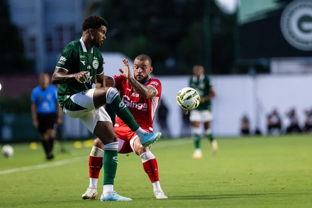 Goiás vence o Vila Nova no clássico e assume a liderança do Goianão