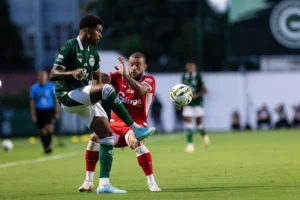 Goiás vence o Vila Nova no clássico e assume a liderança do Goianão