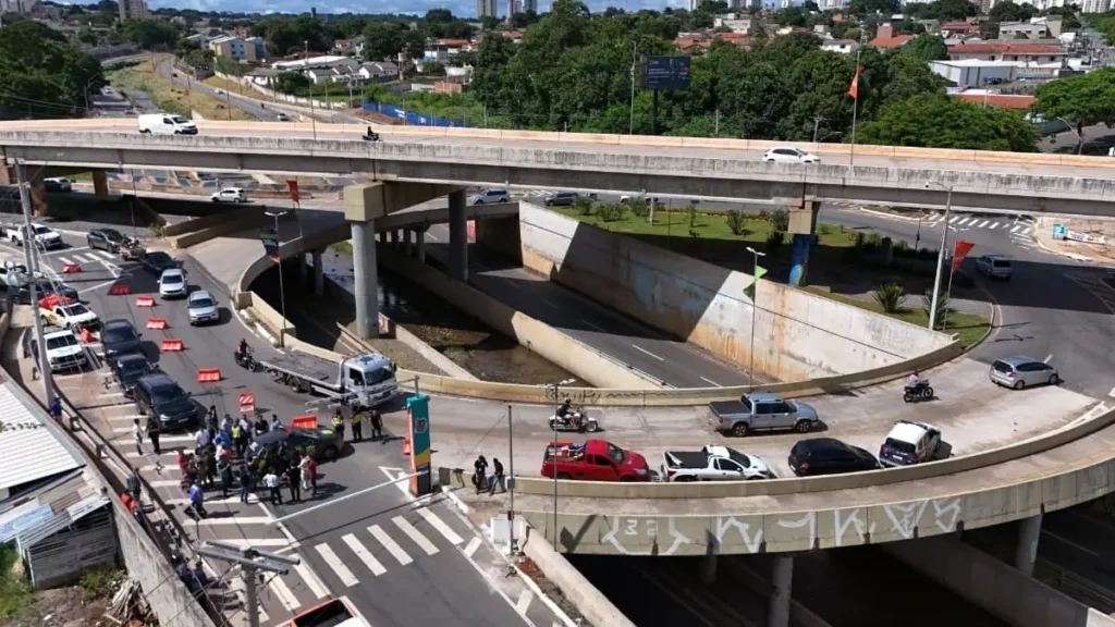 Complexo Jamel Cecílio recebe totens que fecham cancelas automaticamente em caso de alagamento