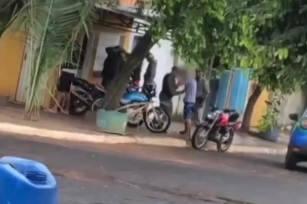 Vídeo mostra PM dando tapas e socos em adolescente durante abordagem em Goiás