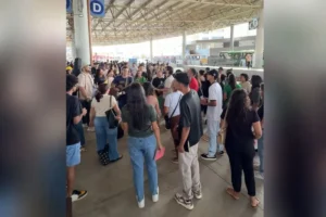 ‘Jesus desceu no terminal’: evangélicos cantam para passageiros de ônibus em Goiânia